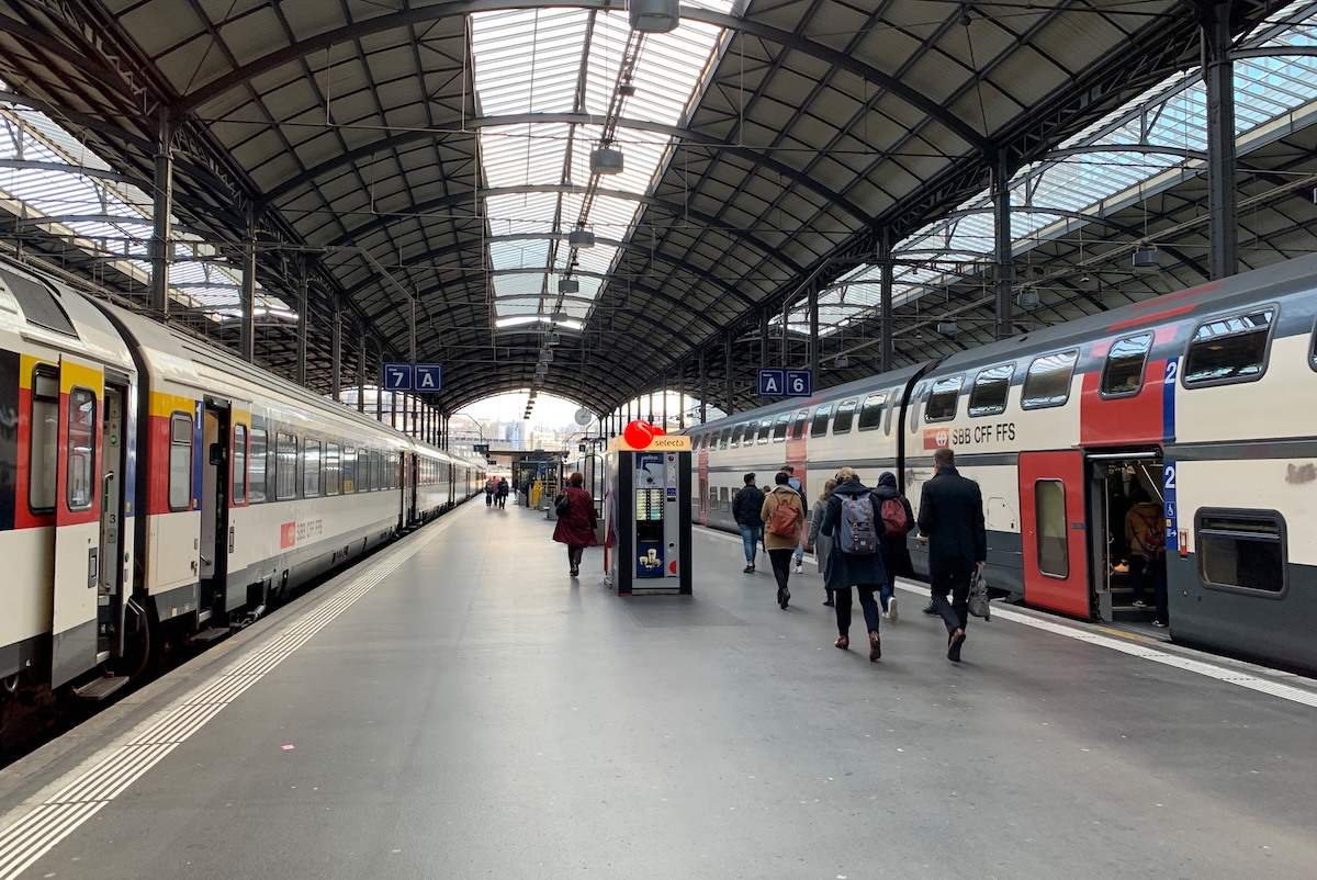 スイス旅行といえば鉄道旅行、ルツェルン駅ホーム